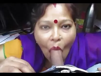 ਸਵੀਟ ਬਰੂਨੇਟ ਆਪਣੇ ਮੈਟਲਿਕ ਡਿਲਡੋ ਨਾਲ ਖੇਡਦੀ ਹੈ