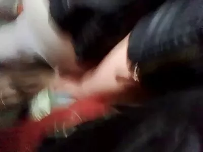 ਵੈਬਕੈਮ 'ਤੇ ਦੋ ਬੇਬੇ ਅਤੇ ਇੱਕ ਦੋਸਤ