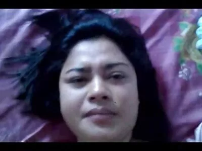 ਜਦੋਂ ਉਸਦਾ BF ਦੂਰ ਹੋਵੇ ਤਾਂ ਉਸਨੂੰ ਝੰਜੋੜਨਾ