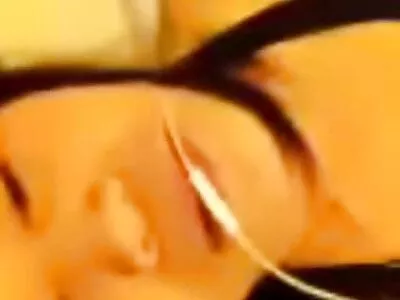 ਇੱਕ ਗਰਮ ਚੀਜ਼ ਉਸਦੇ ਨੰਗੇ ਮਾਸ ਨੂੰ ਪਰੇਡ ਕਰਦੀ ਹੈ