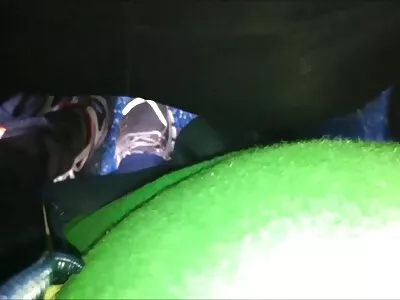 ਭਰਮਾਉਣ ਵਾਲਾ ਗੋਰਾ ਮੂੰਹ ਵਿੱਚ ਫੱਕਿਆ ਹੋਇਆ ਹੈ