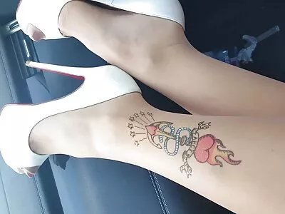 ਪਰੈਟੀ ਸੁਨਹਿਰੀ milf ਪਤਨੀ ਨੂੰ ਇੱਕ ਕਾਮੁਕ blowjob ਅਤੇ fucking ਸੈਸ਼ਨ ਬਣਾਉਣ