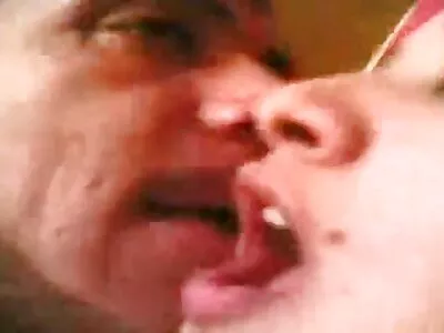 ਮਜ਼ੇ ਨਾਲ ਸਿਰ ਦਿੰਦੇ ਹੋਏ ਬੇਬੇ ਦਿਖਾਈ ਦੇ ਰਹੀ ਹੈ