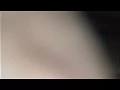 ਬਲੂਨੇਟ ਫਰਸ਼ 'ਤੇ ਆਪਣੇ ਕੱਟੇ ਹੋਏ ਹੱਥਰਸੀ ਕਰ ਰਹੀ ਹੈ
