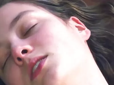 ਨੌਜਵਾਨ brunette doggy ਸ਼ੈਲੀ ਵਿੱਚ fucked ਪ੍ਰਾਪਤ ਕਰਦਾ ਹੈ
