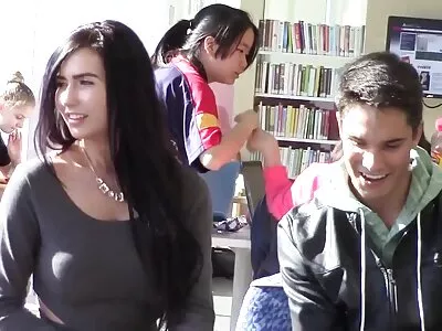 ਨੌਜਵਾਨ brunette ਕੁੱਕੜ ਚੂਸਦਾ ਹੈ ਅਤੇ ਕਾਰ ਵਿੱਚ fucked ਪ੍ਰਾਪਤ ਕਰਦਾ ਹੈ